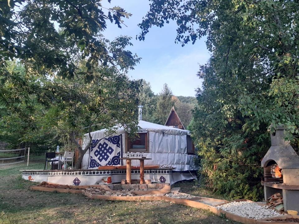 Hotel Jurta Az Erdo Mellett Dezsaval-Keresz-Tanya Pilisszentkereszt Exterior foto